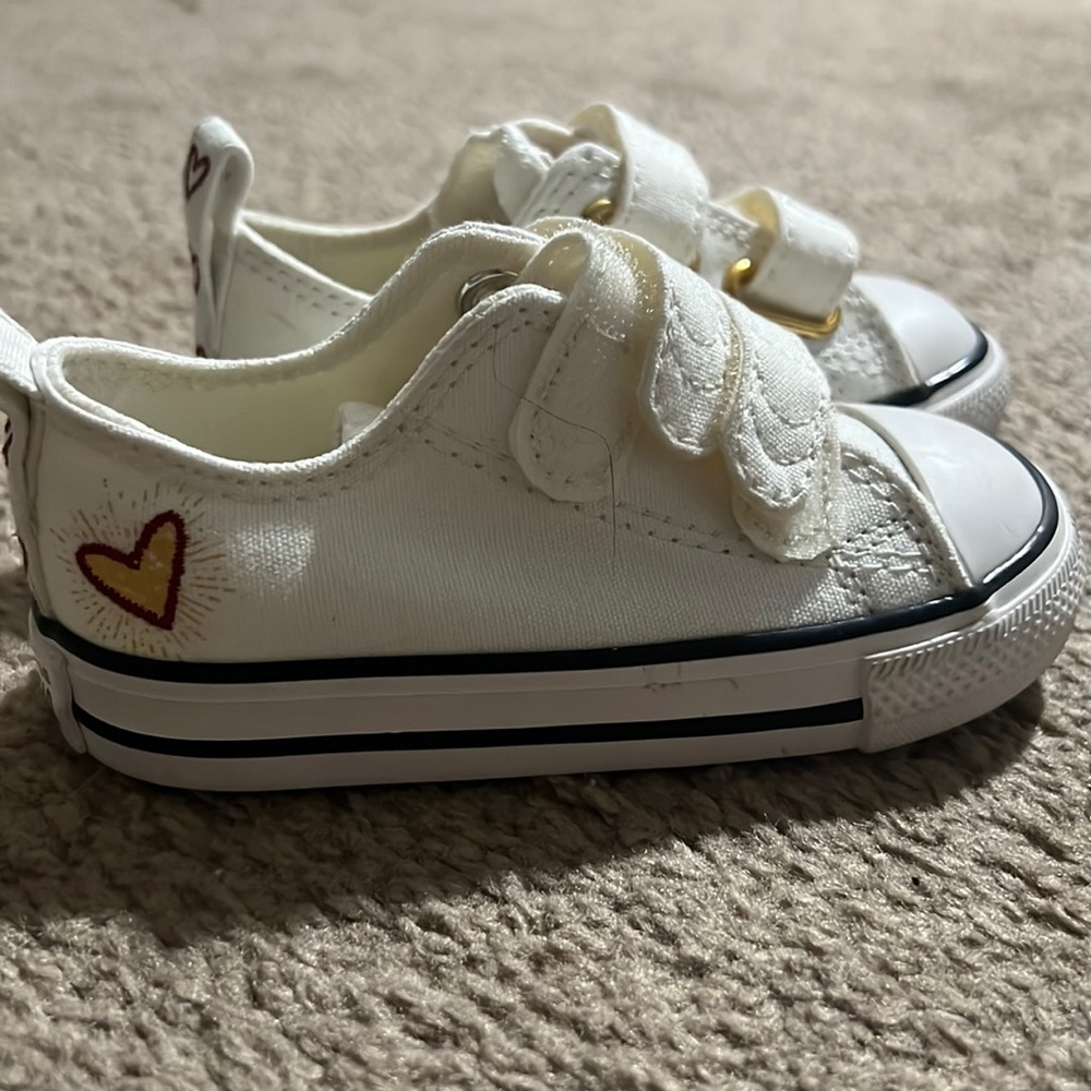 NEW! Toddler heart converse! Size 6